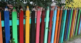 Как покрасить деревянный забор